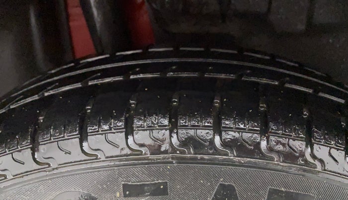 2018 Maruti Swift VXI, CNG, Manual, 91,586 km, Right Rear Tyre Tread