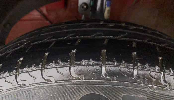 2018 Maruti Swift VXI, CNG, Manual, 91,586 km, Left Front Tyre Tread