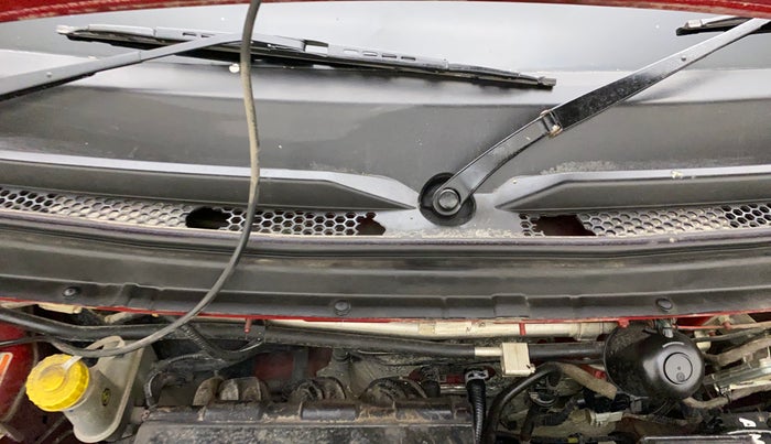 2017 Mahindra Kuv100 K2 6 STR, Petrol, Manual, 50,444 km, Bonnet (hood) - Cowl vent panel has minor damage