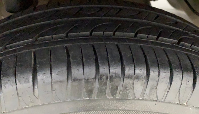 2017 Mahindra Kuv100 K2 6 STR, Petrol, Manual, 50,444 km, Right Rear Tyre Tread
