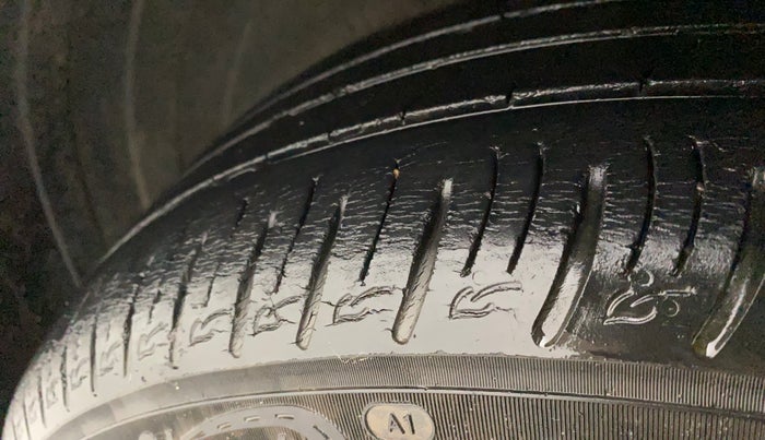 2019 Hyundai VENUE SX 1.0 TURBO DUAL TONE, Petrol, Manual, 38,366 km, Left front tyre - Minor crack