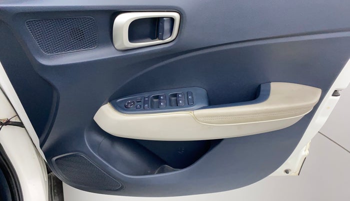 2019 Hyundai VENUE SX 1.0 TURBO DUAL TONE, Petrol, Manual, 38,366 km, Driver Side Door Panels Control