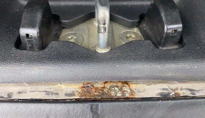 2014 Hyundai i20 SPORTZ 1.2, Petrol, Manual, 63,679 km, Dicky (Boot door) - Minor rust Inside Panel