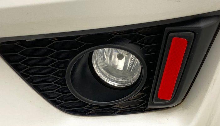 2016 Honda Jazz 1.2 V AT, Petrol, Automatic, 54,687 km, Left fog light - Not fixed properly