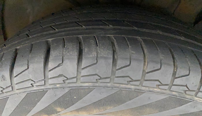 2015 Hyundai Creta SX (O) 1.6 DIESEL, Diesel, Manual, 81,091 km, Right Front Tyre Tread