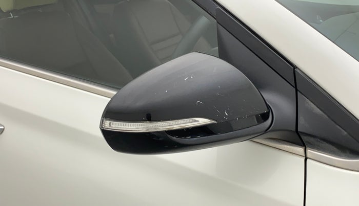 2019 Hyundai Verna 1.6 VTVT SX, CNG, Manual, 74,621 km, Right rear-view mirror - Indicator light has minor damage