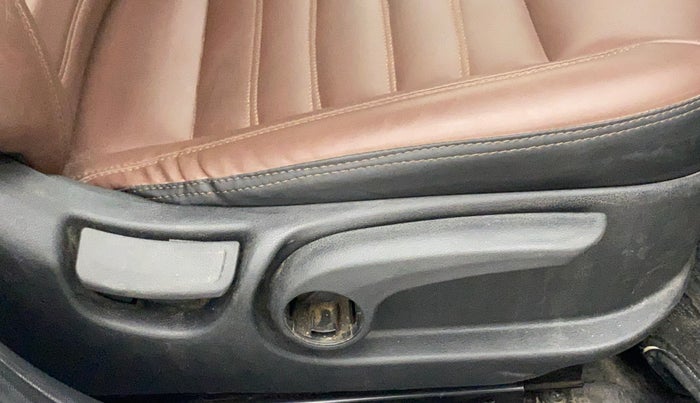 2019 Hyundai Verna 1.6 VTVT SX, CNG, Manual, 74,621 km, Driver seat - Folding lever cover has minor damage