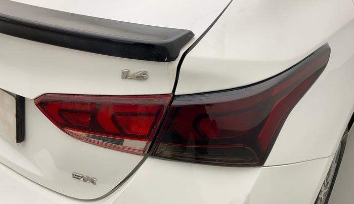 2019 Hyundai Verna 1.6 VTVT SX, CNG, Manual, 74,621 km, Right tail light - Reverse gear light not functional