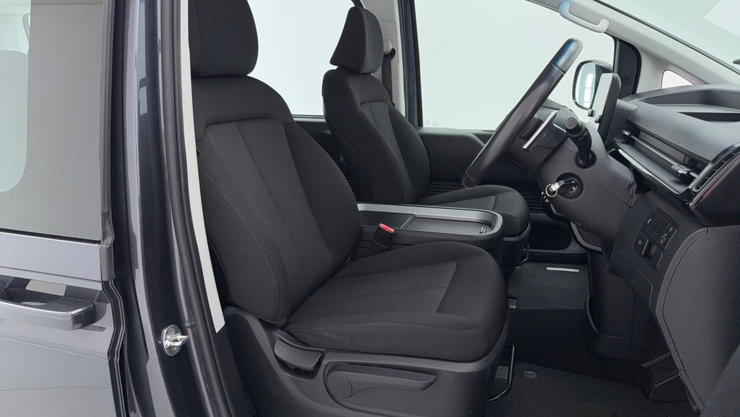 2022 Hyundai Staria Staria, Automatic, 53831 km, Right Side Front Door Cabin View