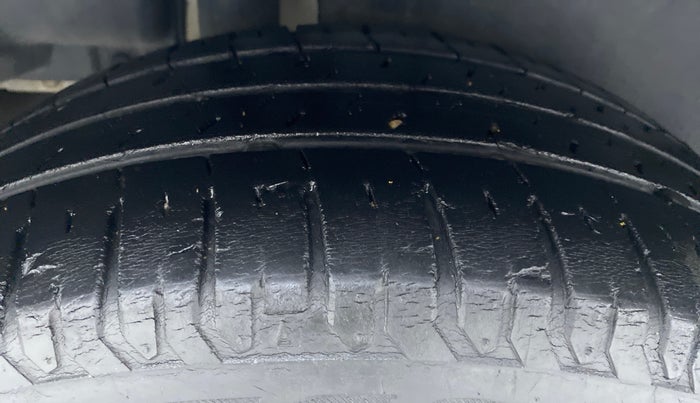 2016 Maruti Ciaz VDI+ SHVS, Diesel, Manual, 88,735 km, Right Rear Tyre Tread