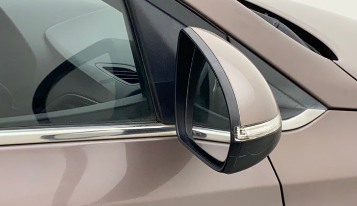 2018 Hyundai Verna 1.4 EX PETROL, Petrol, Manual, 64,469 km, Right rear-view mirror - Indicator light has minor damage