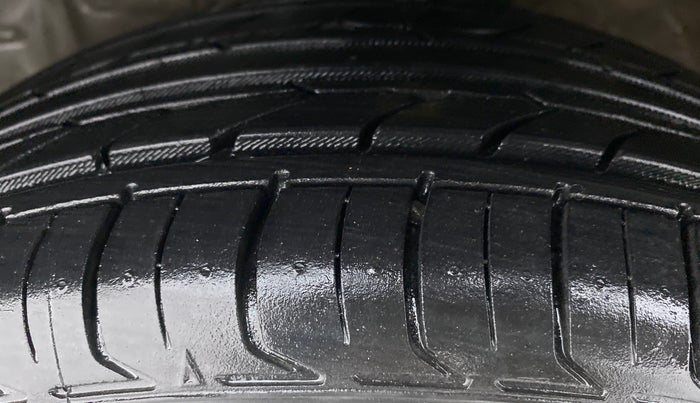 2015 Toyota Etios Liva VX, Petrol, Manual, 62,419 km, Left Front Tyre Tread