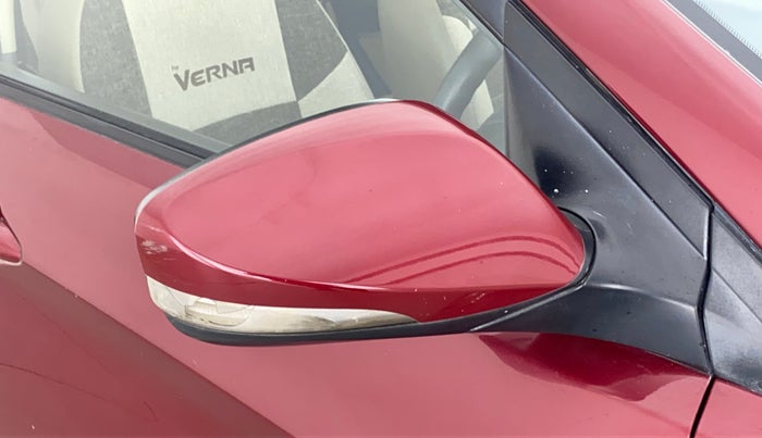 2014 Hyundai Verna FLUIDIC 1.4 VTVT, Petrol, Manual, 70,923 km, Right rear-view mirror - Indicator light not working