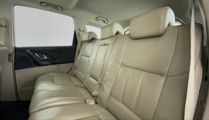2016 Mahindra XUV500 W10 FWD, Diesel, Manual, 79,195 km, Right Side Rear Door Cabin