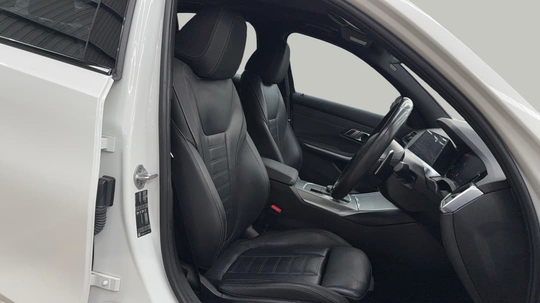 2020 BMW 3 20i M Sport, Automatic, 39517 km, Right Side Front Door Cabin View