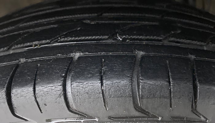 2017 Renault Kwid RXT, Petrol, Manual, 63,715 km, Right Rear Tyre Tread