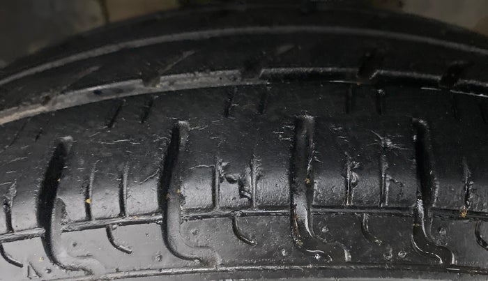 2017 Renault Kwid RXT, Petrol, Manual, 63,715 km, Left Front Tyre Tread