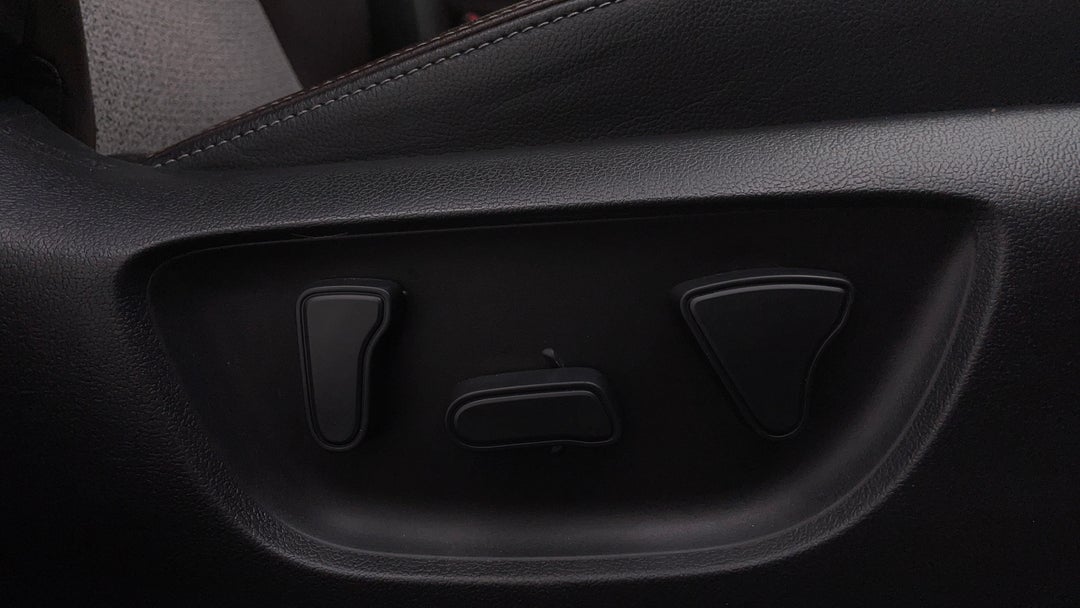 2021 Toyota Yaris Cross Urban (two-tone), Automatic, 71900 km, Drivers Side Adjustment Panel