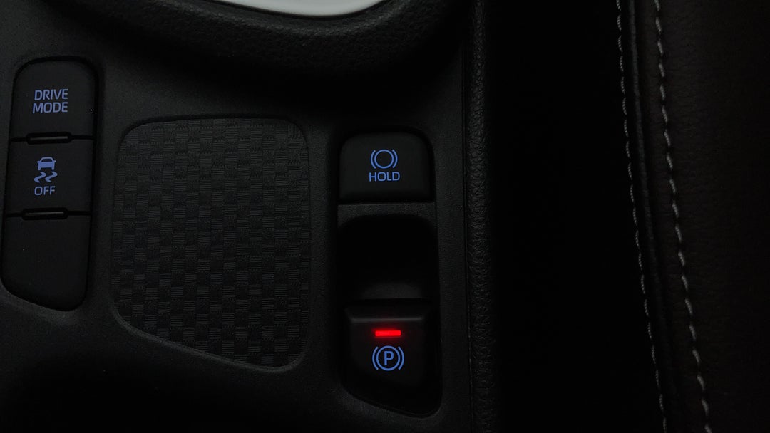 2021 Toyota Yaris Cross Urban (two-tone), Automatic, 71900 km, Handbrake