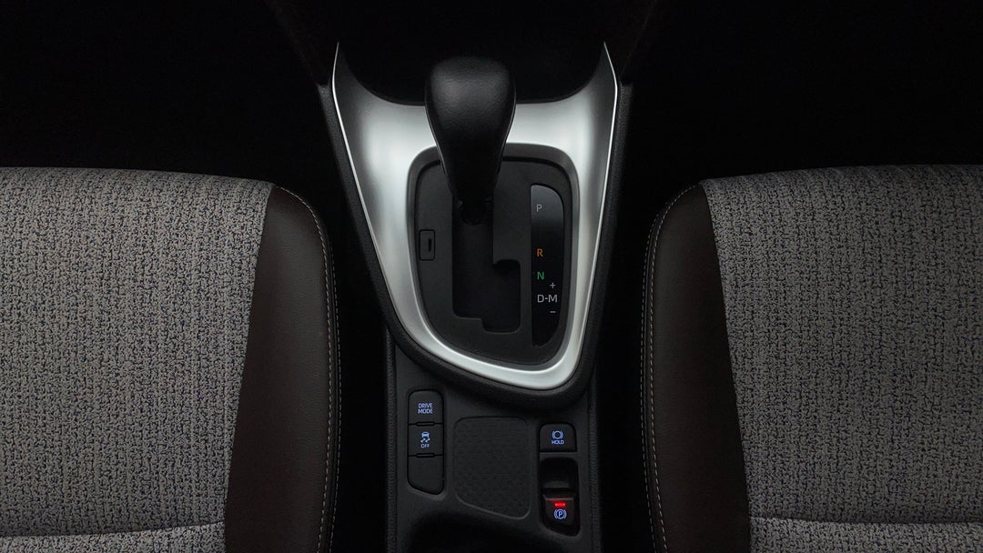 2021 Toyota Yaris Cross Urban (two-tone), Automatic, 71900 km, Gear Lever 