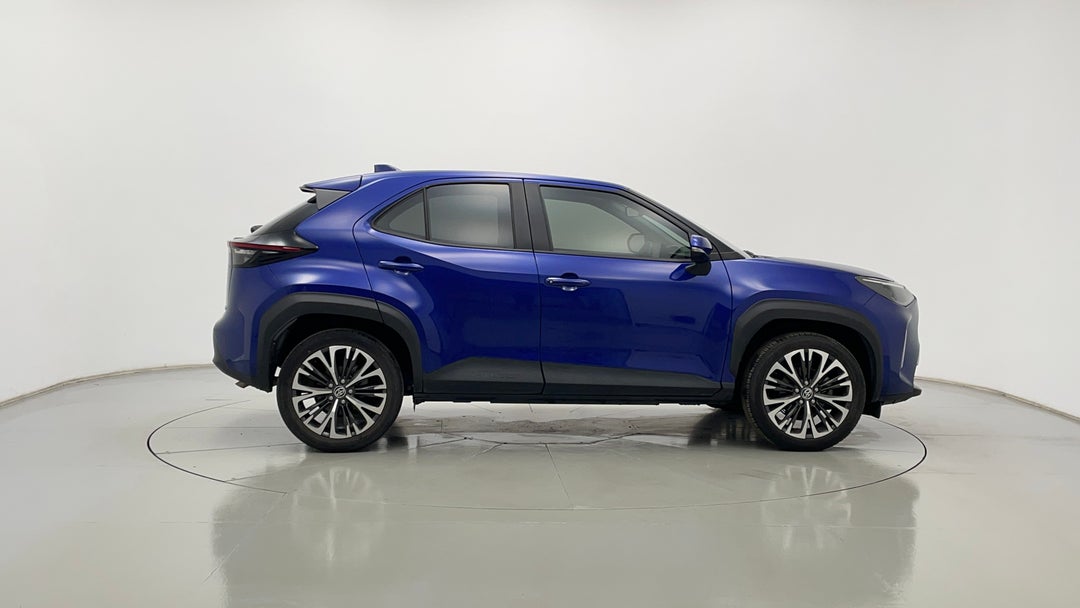 2021 Toyota Yaris Cross Urban (two-tone), Automatic, 71900 km, Right Side View
