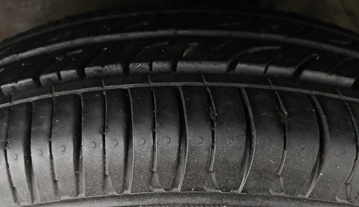 2015 Maruti Alto 800 LXI, Petrol, Manual, 70,689 km, Left Front Tyre Tread