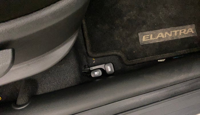 2019 Hyundai New Elantra 2.0 SX MT PETROL, Petrol, Manual, 60,472 km, Flooring - Dicky opening lever is not working