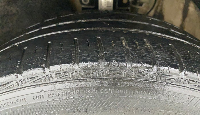 2013 Volkswagen Vento COMFORTLINE MT PETROL, Petrol, Manual, 53,102 km, Left Front Tyre Tread