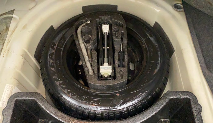 2013 Volkswagen Vento COMFORTLINE MT PETROL, Petrol, Manual, 53,102 km, Spare Tyre