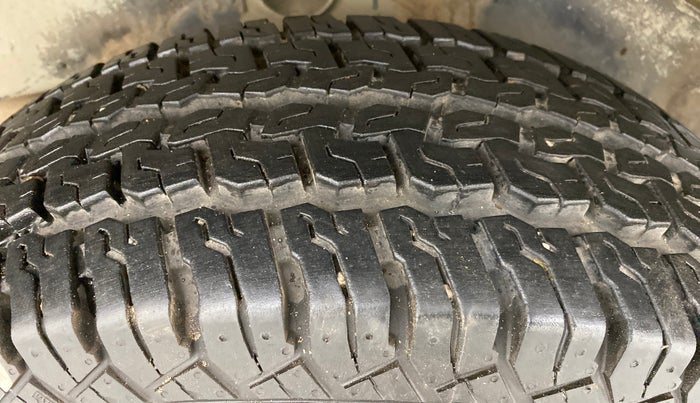 2014 Mahindra Bolero ZLX, Diesel, Manual, 69,573 km, Right Rear Tyre Tread