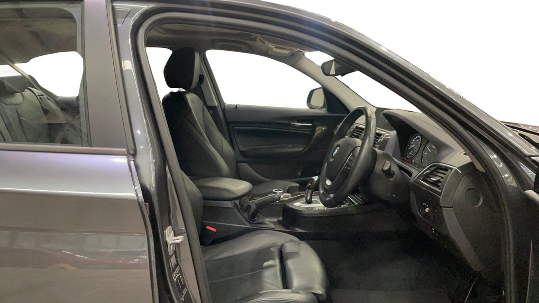 2017 BMW 1 18d Sport Line, Automatic, 66157 km, Right Side Front Door Cabin View