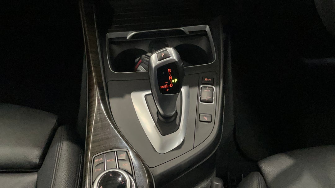 2017 BMW 1 18d Sport Line, Automatic, 66157 km, Gear Lever 