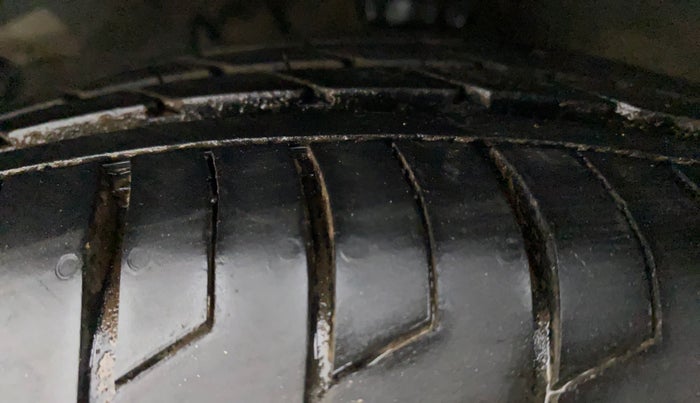 2013 Hyundai i20 SPORTZ 1.2, CNG, Manual, 97,279 km, Left Front Tyre Tread