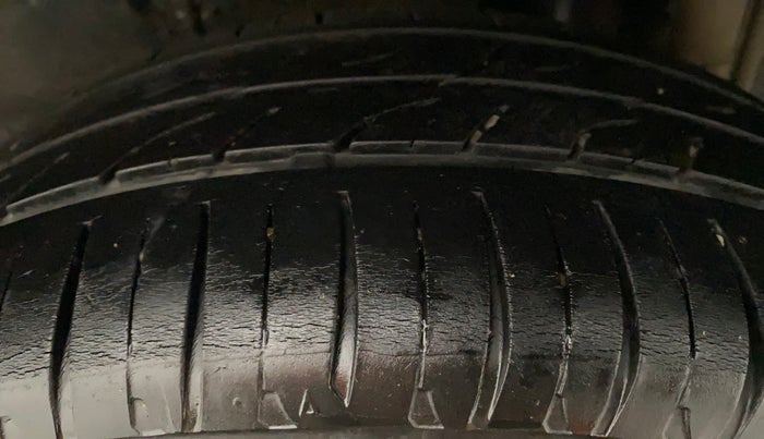 2015 Maruti Baleno ALPHA DIESEL 1.3, Diesel, Manual, 1,15,969 km, Left Rear Tyre Tread