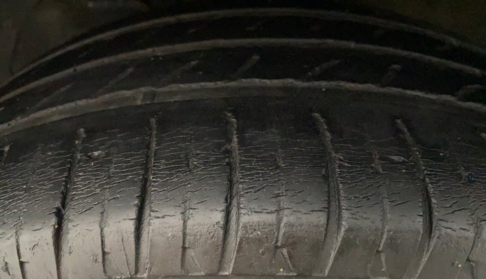 2015 Maruti Baleno ALPHA DIESEL 1.3, Diesel, Manual, 1,15,969 km, Left Front Tyre Tread