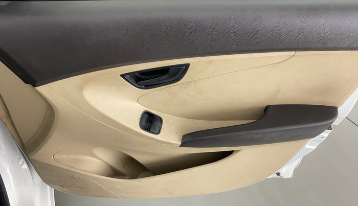 2017 Hyundai Eon ERA +, CNG, Manual, 46,805 km, Driver Side Door Panels Control