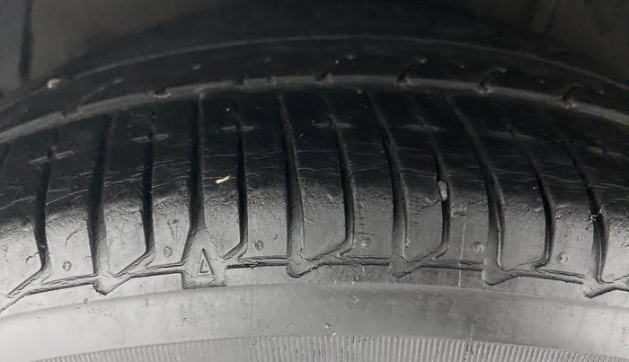 2014 Hyundai Xcent SX 1.2 OPT, Petrol, Manual, 31,473 km, Right Rear Tyre Tread