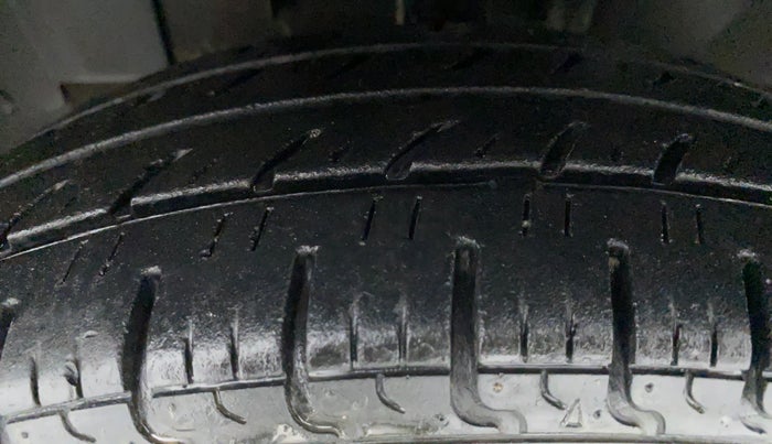 2016 Renault Kwid 1.0 RXT, Petrol, Manual, 38,768 km, Left Front Tyre Tread