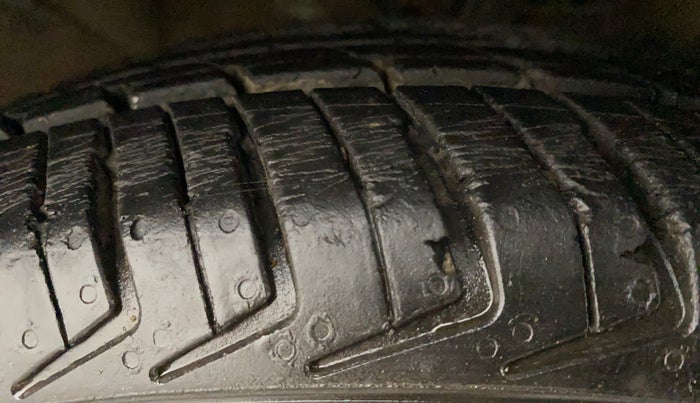 2011 Hyundai i10 MAGNA 1.2, Petrol, Manual, 66,818 km, Right Front Tyre Tread