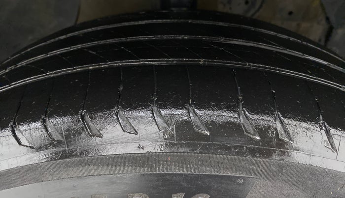 2016 Maruti Vitara Brezza VDI, Diesel, Manual, 1,09,006 km, Right Front Tyre Tread