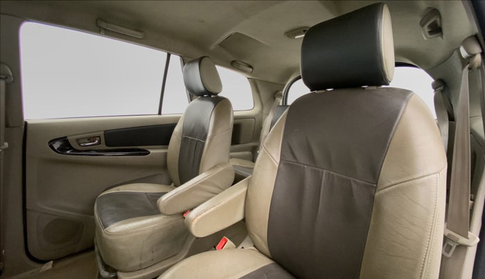 2013 Toyota Innova 2.5 ZX 7 STR BS IV, Diesel, Manual, 80,855 km, Right Side Rear Door Cabin