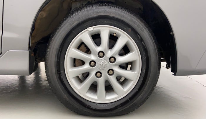 2013 Toyota Innova 2.5 ZX 7 STR BS IV, Diesel, Manual, 80,855 km, Right Front Wheel