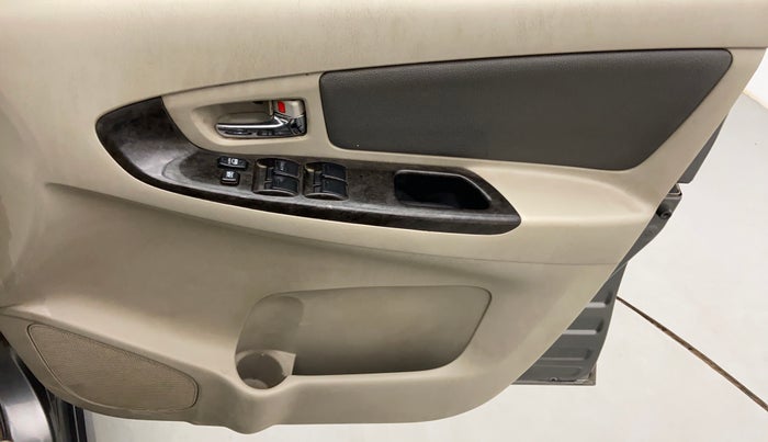 2013 Toyota Innova 2.5 ZX 7 STR BS IV, Diesel, Manual, 80,855 km, Driver Side Door Panels Control