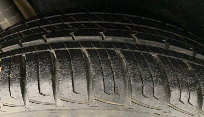 2016 Maruti Vitara Brezza VDI, Diesel, Manual, 54,840 km, Right Rear Tyre Tread
