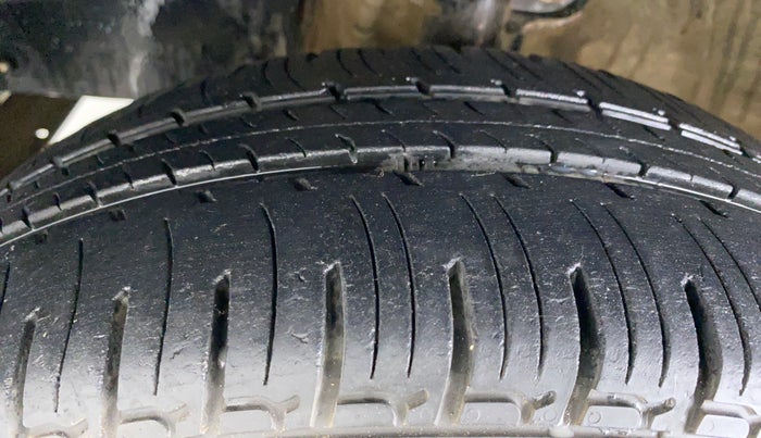 2016 Mahindra Kuv100 K6+ 6 STR, Petrol, Manual, 61,590 km, Left Front Tyre Tread
