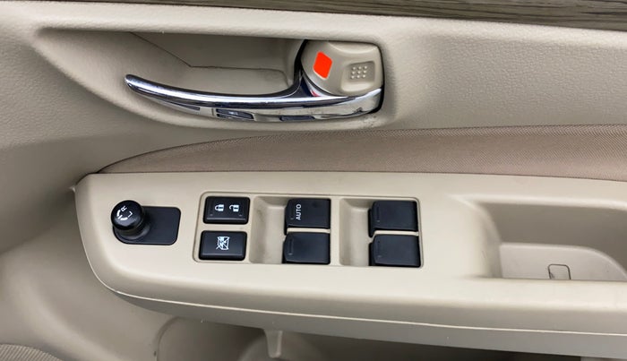 2020 Maruti Ciaz DELTA AT 1.5 SHVS PETROL, Petrol, Automatic, 37,572 km, Right front window switch / handle - Master window function not working
