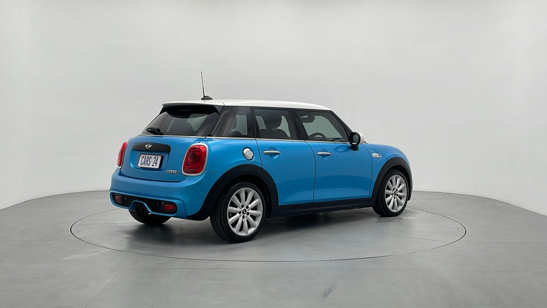 Right Back Diagonal (45- Degree) View