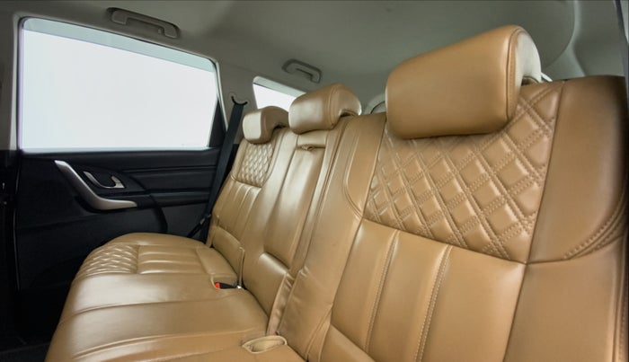 2019 Mahindra XUV500 W11 (O), Diesel, Manual, 44,823 km, Right Side Rear Door Cabin