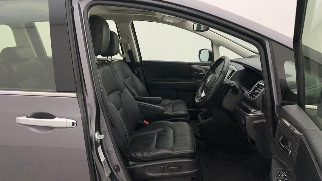 2016 Honda Odyssey Vti-l, Automatic, 116832 km, Right Side Front Door Cabin View