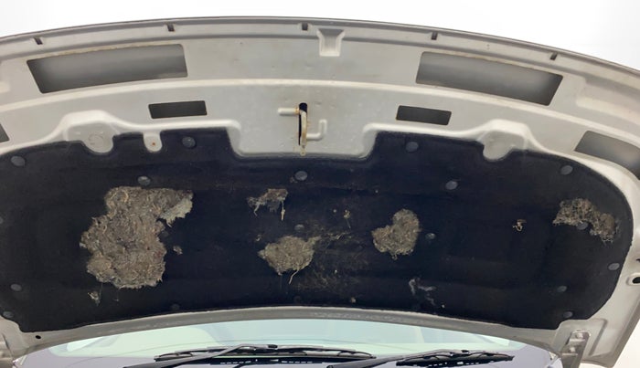 2018 Mahindra TUV300 T10, Diesel, Manual, 40,137 km, Bonnet (hood) - Insulation cover has minor damage